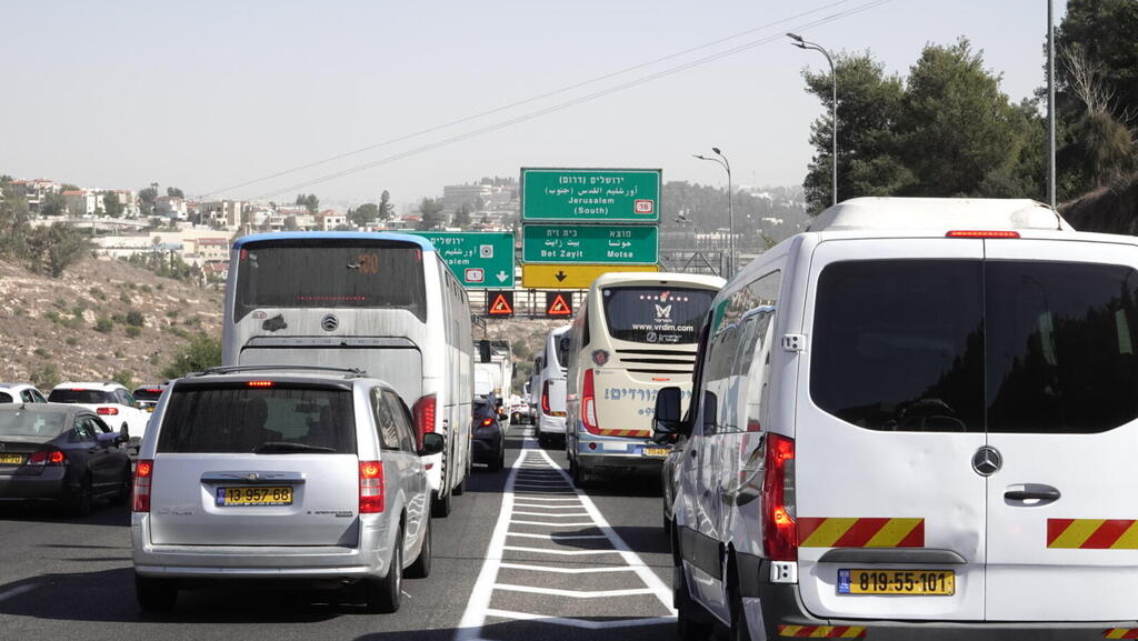 פקקים חסימות כביש 1 כניסה ל ירושלים הפגנה נגד גיוס חרדים 30.10.25