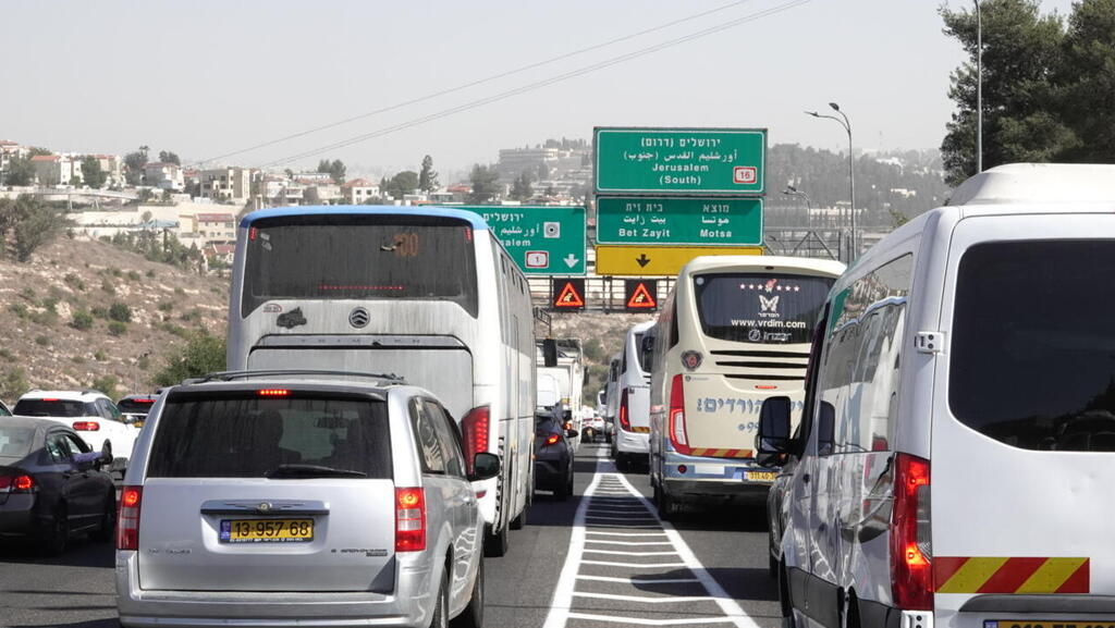 פקקים חסימות כביש 1 כניסה ל ירושלים הפגנה נגד גיוס חרדים 30.10.25