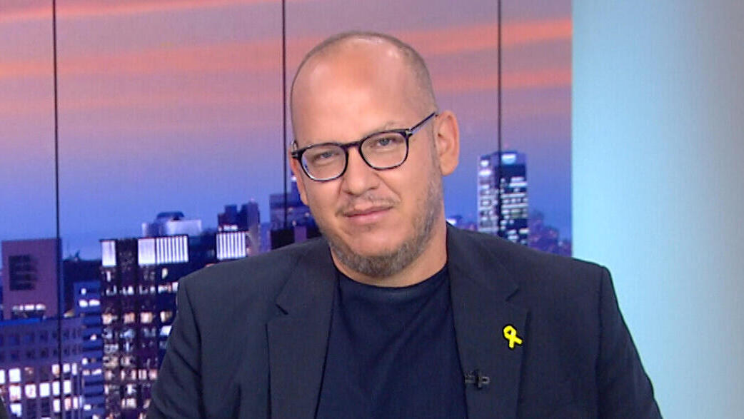 העיתונאי חיים לוינסון מתוך אופירה ולוינסון ערוץ 12