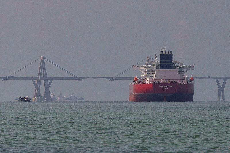 מכלית הנפט Nave Neutrino, ששכרה Chevron האמריקאית, ממתינה לטעינת נפט, ליד נמל בָּחוֹ גראנדה בוונצואלה (צילום: REUTERS/Isaac Urrutia) מכלית הנפט Nave Neutrino, ששכרה Chevron האמריקאית, ממתינה לטעינת נפט, ליד נמל בָּחוֹ גראנדה בוונצואלה
