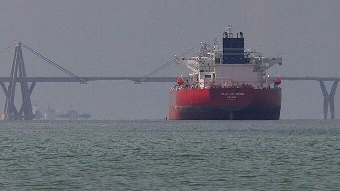 מכלית הנפט Nave Neutrino, ששכרה Chevron האמריקאית, ממתינה לטעינת נפט, ליד נמל בָּחוֹ גראנדה בוונצואלה