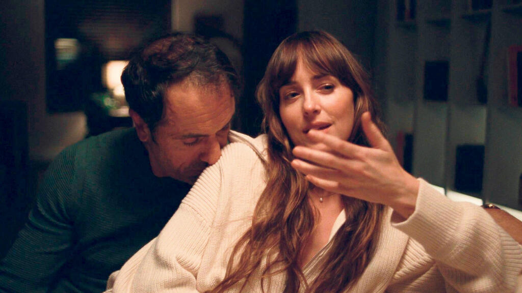 "יחסים פתוחים". דקוטה ג'ונסון, שגרירת הגל האנטי־רומנטי (צילום: AppleTV) פנאי סרט יחסים פתוחים