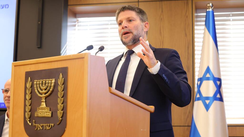 בצלאל סמוטריץ’. נאלץ להיפגש עם המציאות (צילום: לע"מ) שר האוצר בצלאל סמוטריץ' מסיבת עיתונאים 2.11.25