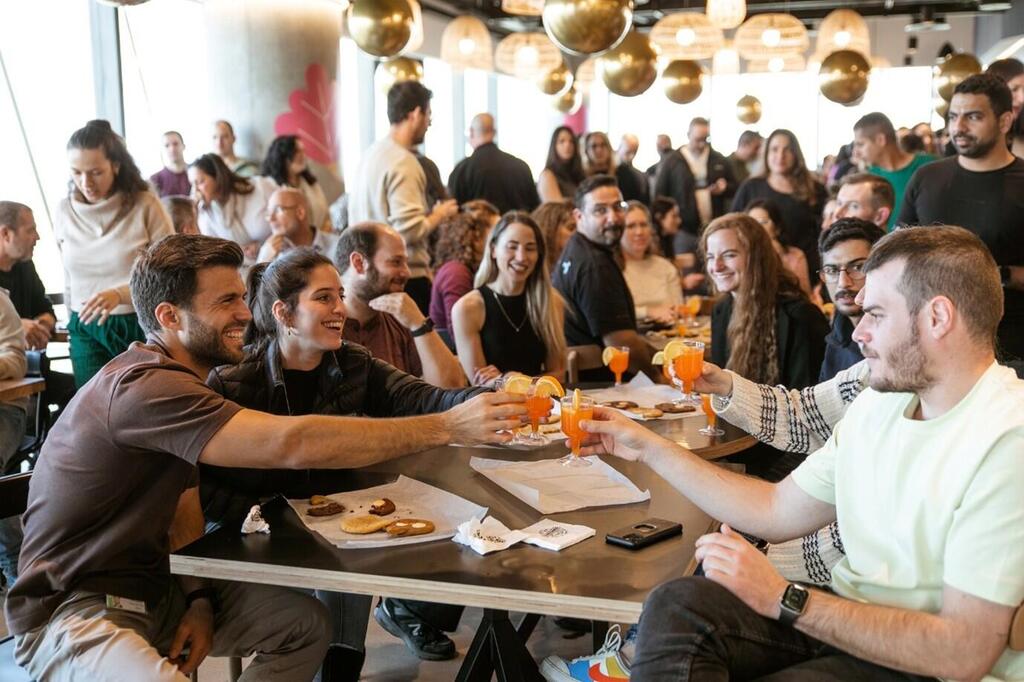 עובדי חברת ה-Abra IT, מוסמכת Great Place To Work במפגש תקופתי