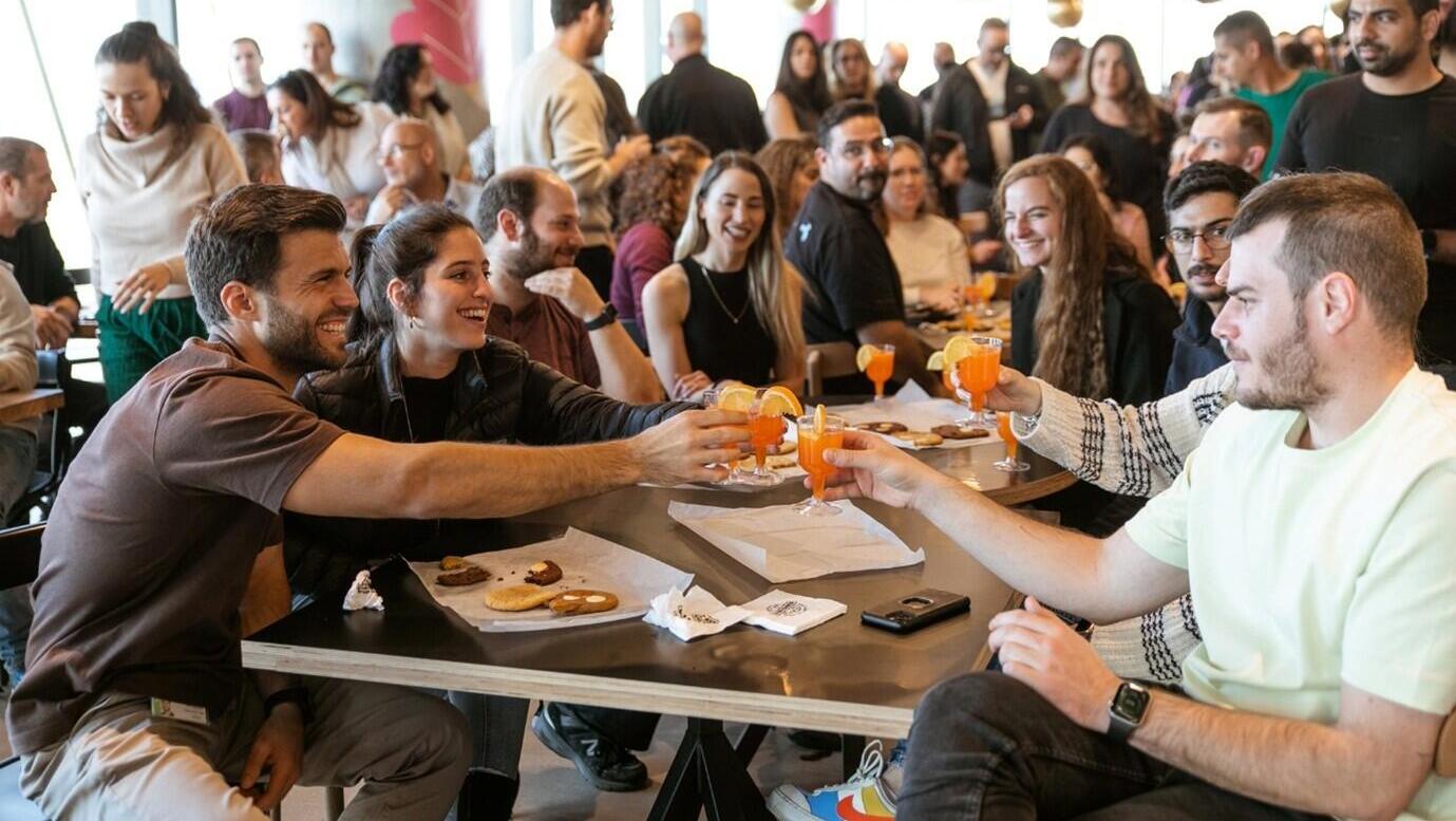 עובדי חברת ה-Abra IT, מוסמכת Great Place To Work במפגש תקופתי