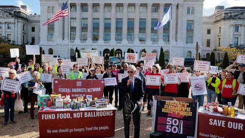 צילום: Chip Somodevilla/Getty Images שביתת הממשל בארה"ב: פגיעה בעניים, עליות מחירים ואלפי טיסות מעוכבות
