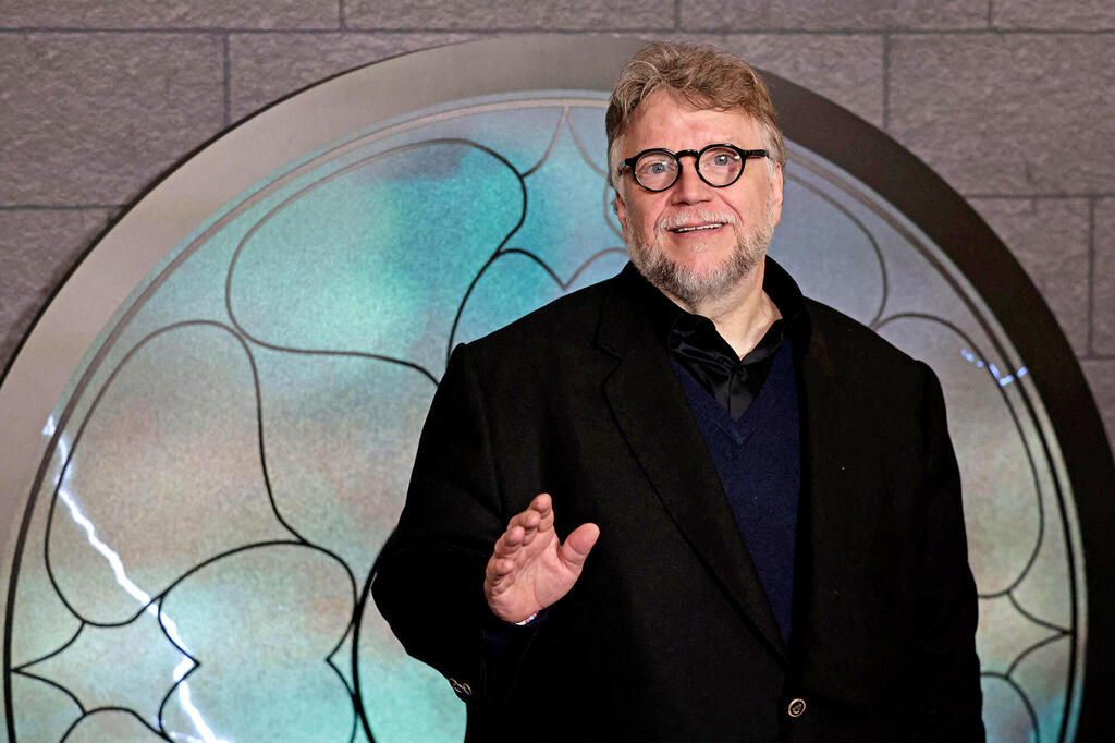 דל טורו (בצילום) הופך את הסיפור לכזה שלא עוסק במדען ומפלצת, אלא באמן וביצירתו, ובחיפוש אחר חיי אל־מוות (צילום: STEPHANE DE SAKUTIN / AFP) המפיק תסריטאי ובמאי קולנוע גיירמו דל טורו פנאי