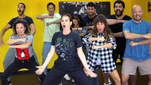 צילום: יריב כץ אנבוקסינג תוך כדי תנועה: כשהבמה משחררת מהמסכים