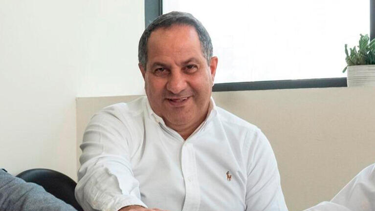  עזרא גבאי באמצע