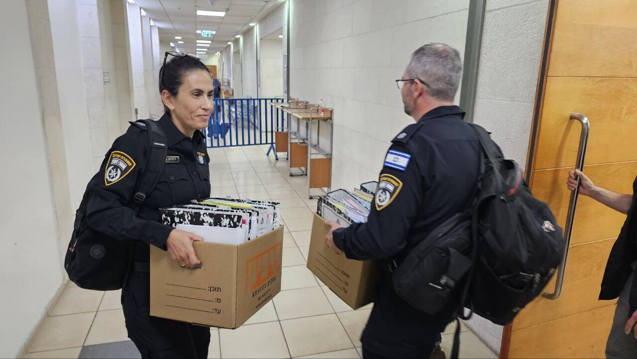 חוקרי המשטרה ב הארכת המעצר ב פרשת יד לוחצת יד