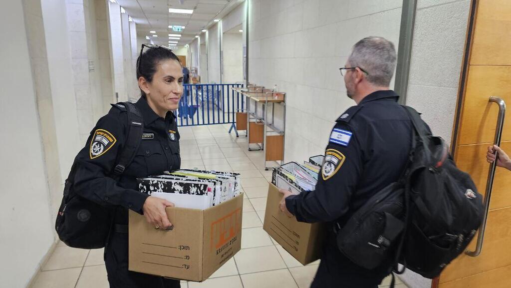 חוקרי המשטרה בהארכת מעצר במסגרת הפרשה, בנובמבר 2025 (צילום: עמיר קורץ) חוקרי המשטרה ב הארכת המעצר ב פרשת יד לוחצת יד