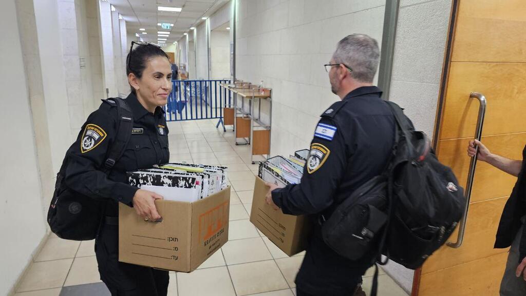 חוקרי המשטרה ב הארכת המעצר ב פרשת יד לוחצת יד