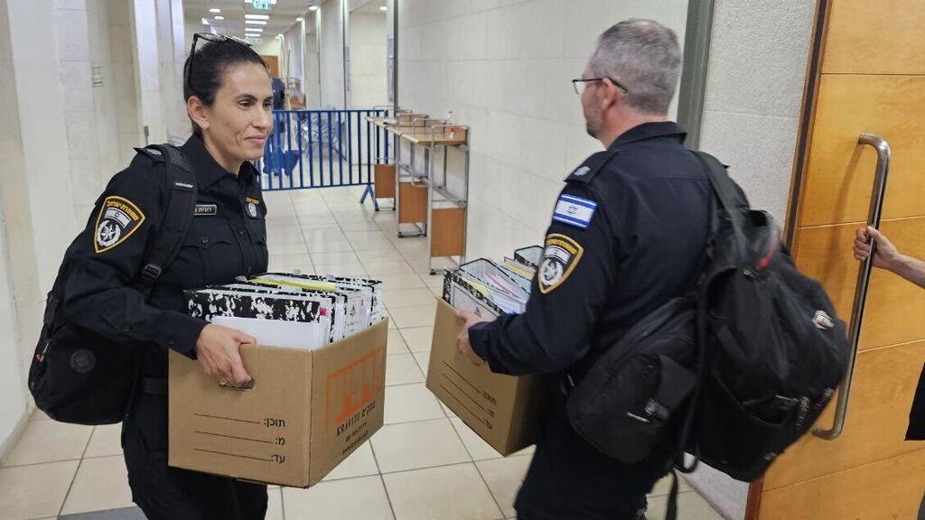 חוקרי המשטרה בהארכת המעצר בפרשה (צילום: עמיר קורץ) חוקרי המשטרה ב הארכת המעצר ב פרשת יד לוחצת יד