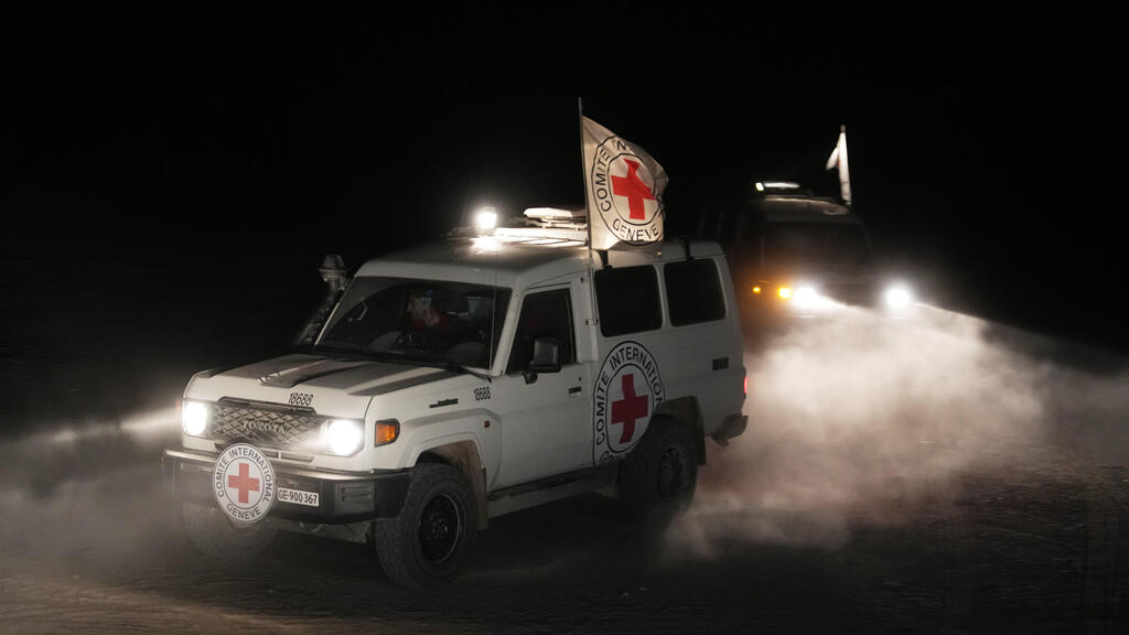 רכב של הצלב האדום ברצועת עזה (ארכיון) (צילום: AP Photo/Jehad Alshrafi) רכב של הצלב האדום ברצועת עזה (ארכיון)