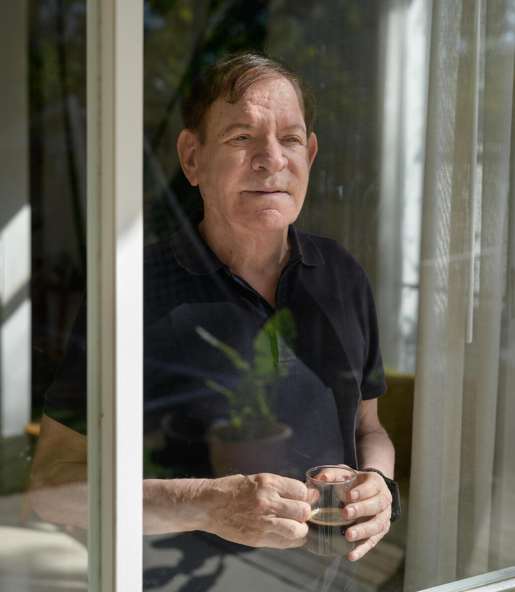 ינאי בביתו שבהרצליה, השבוע. "אני רואה את עצמי כקורבן של המלחמה" משה ינאי מוסף