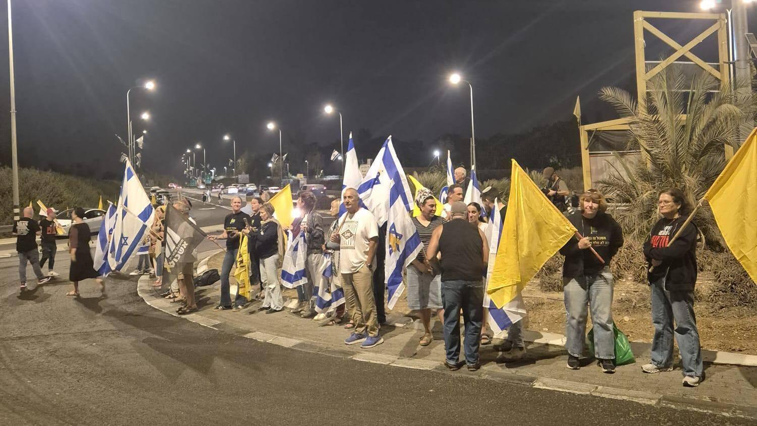 תושבי העוטף בצומת נחל עוז מלווים שיירתארוך חטוף חלל