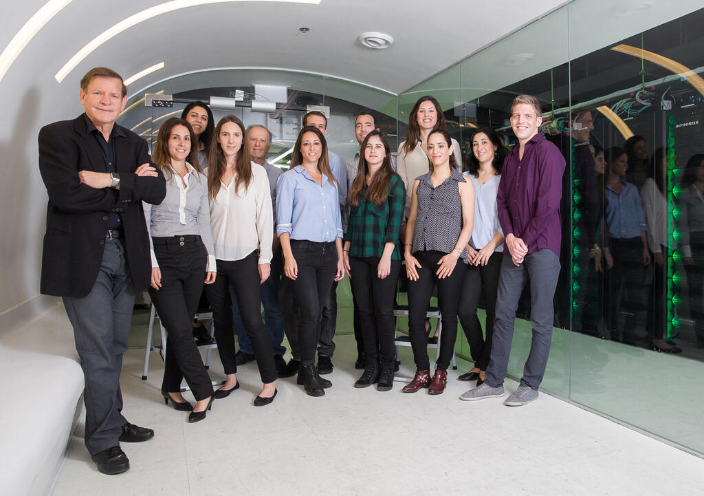 ינאי ועובדי אינפינידט, 2016. "זאת חברה חזקה שמוכרת במאות מיליוני דולרים. היא צריכה להיות דומה ל־VAST Data (ששווייה נאמד ב־30 מיליארד דולר)" (צילום: אוראל כהן) משה ינאי ועובדי אינפינידט מוסף