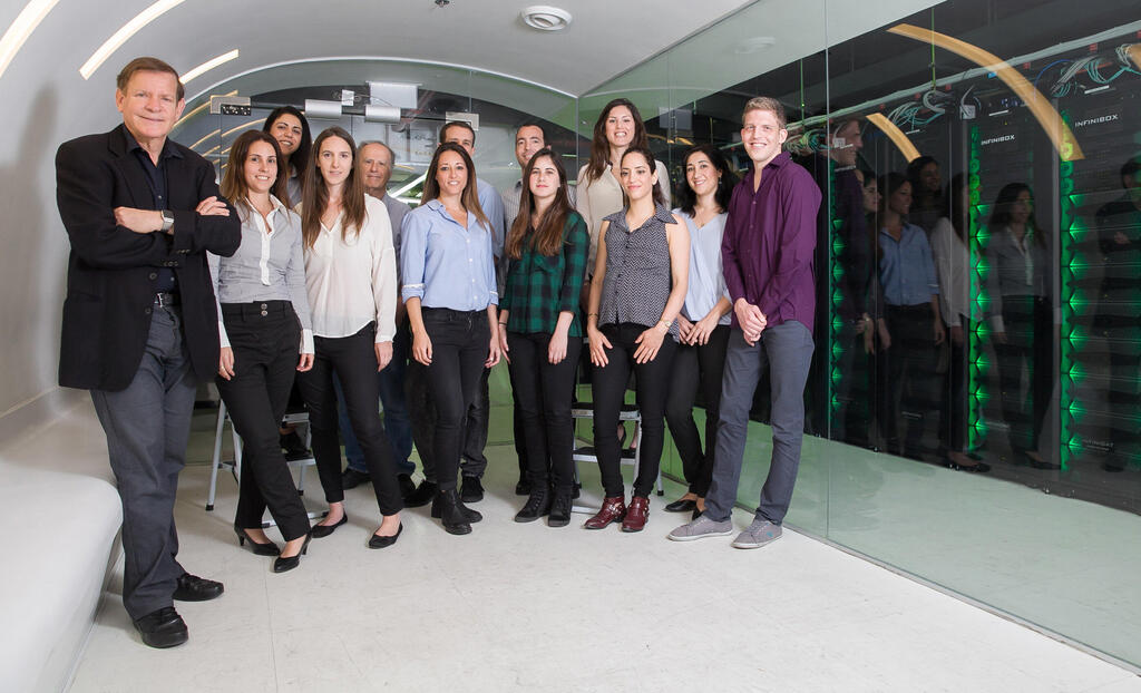 Yanai with the Infinidat team (Photo: Orel Cohen) משה ינאי ועובדי אינפינידט מוסף