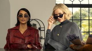 מימין נעמי ווטס ו קים קרדשיאן בסדרה החדשה של ריאן מרפי "הכל הוגן" פנאי