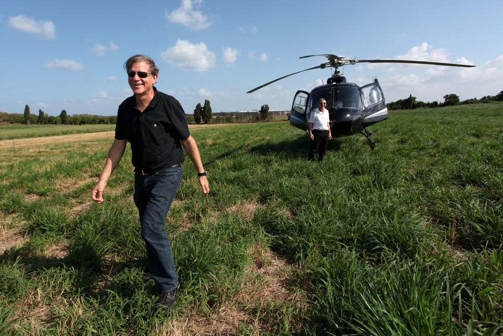 Yanai and one of his helicopters (Dmitry Shevchenko) משה ינאי ומסוק של אקזקיוטיב מוסף