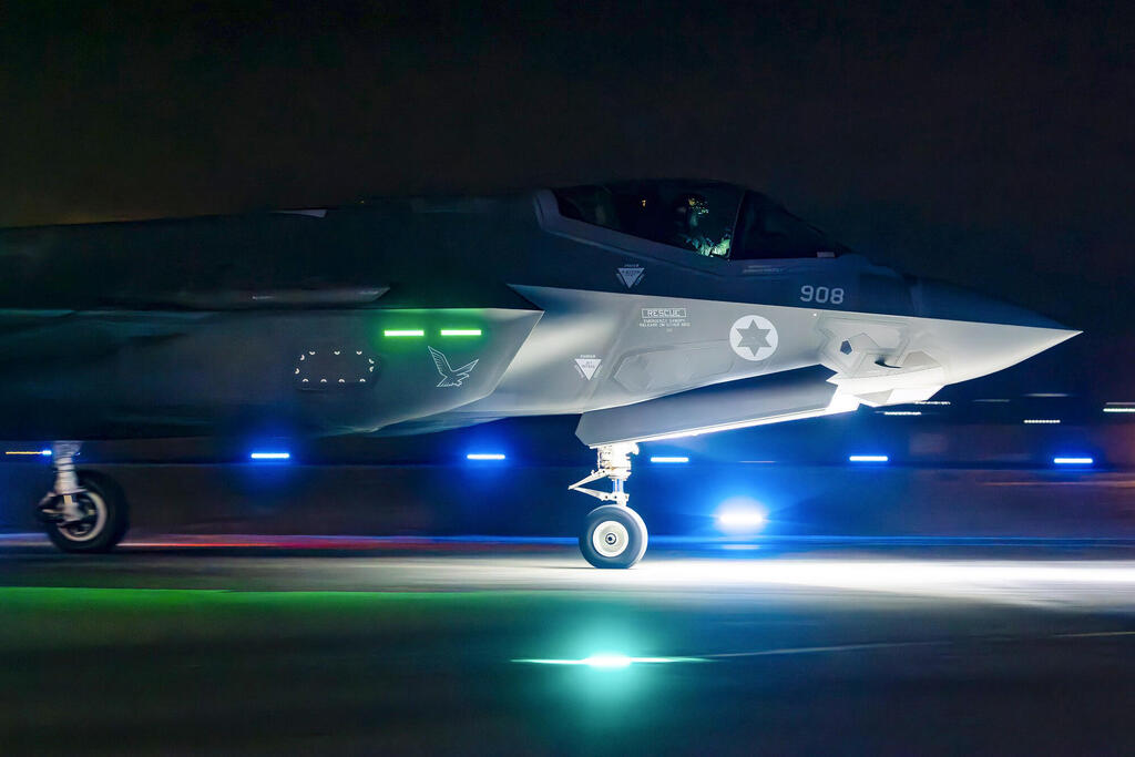 F35 ישראלי על המסלול. בקרוב גם אצל השכנים? (צילום: חיל האוויר הישראלי) הקברניט F35