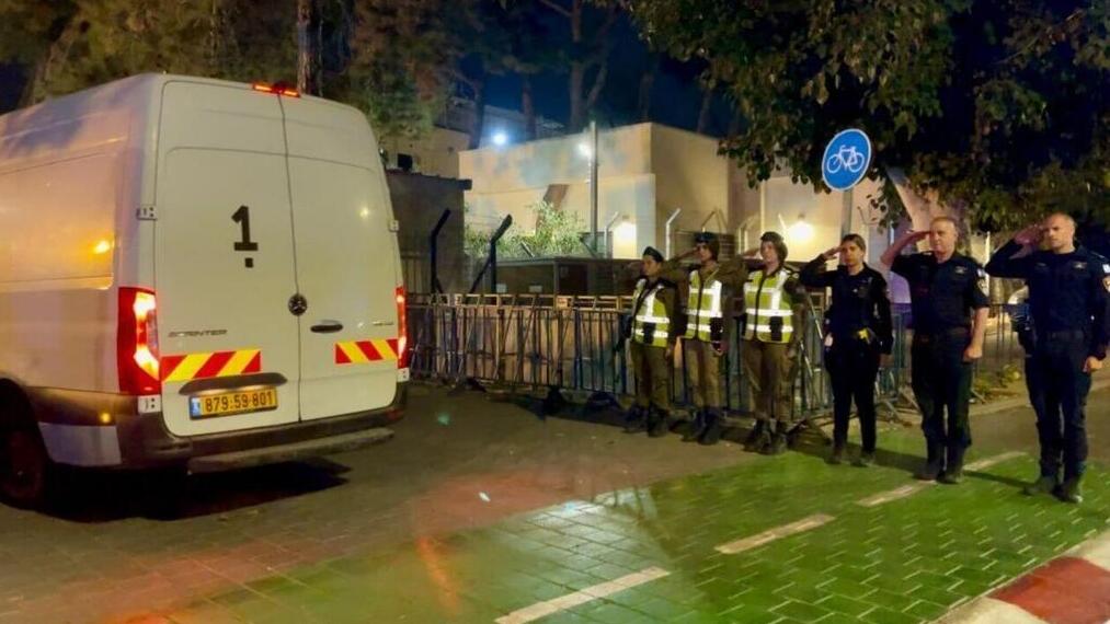 שוטרים מקבלים את החלל החטוף באבו כביר (צילום: דוברות המשטרה) שוטרים מקבלים את ה חלל ה חטוף ב אבו כביר