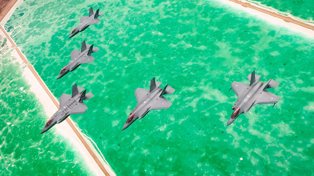 חמישיית חמקנים ישראלית בתרגיל (צילום: חיל האוויר הישראלי) הקברניט F35