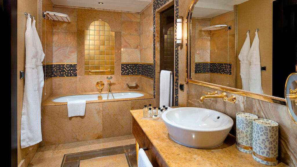 מלון יוקרה באנטליה. שימו לב שאף אחד לא גנב את הברזים או החלוקים והמגבות (צילום: Titanic Hotels) הקברניט F35