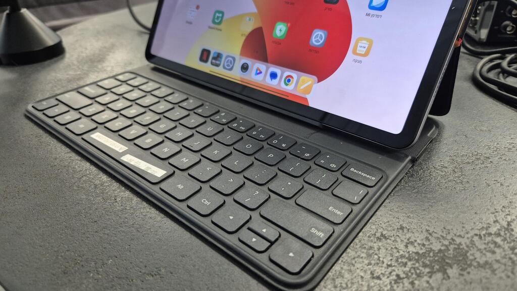המקלדת קצת צפופה, אבל עדיין נוחה (צילום: איתי שמושקוביץ) טאבלט Xiaomi רדמי פד 2 פרו
