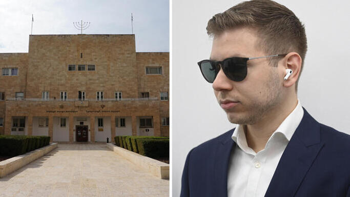 יאיר נתניהו לצד בית המוסדות הלאומיים בירושלים. בינתיים סוכלה מועמדותו לתפקיד ראש מחלקה בהסתדרות (צילום: יאיר שגיא , Maayan Mor via Wikimedia Commons) יאיר נתניהו ו בית המוסדות הלאומיים