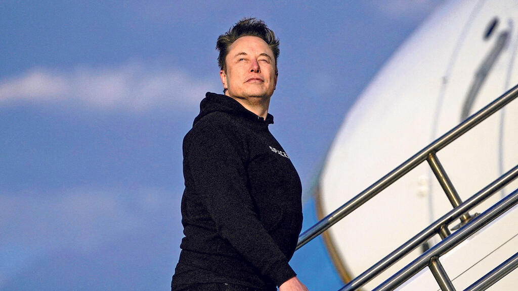 איש העסקים איילון מאסק עולה למטוסו הפרטי (צילום: Reuters/Nathan Howard) איש העסקים איילון מאסק בעלייתו למטוסו הפרטי