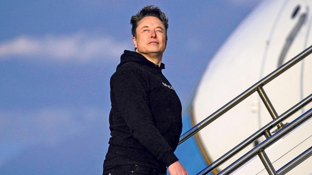 איש העסקים איילון מאסק בעלייתו למטוסו הפרטי