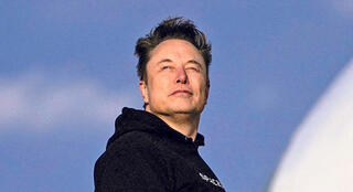 איש העסקים איילון מאסק בעלייתו למטוסו הפרטי