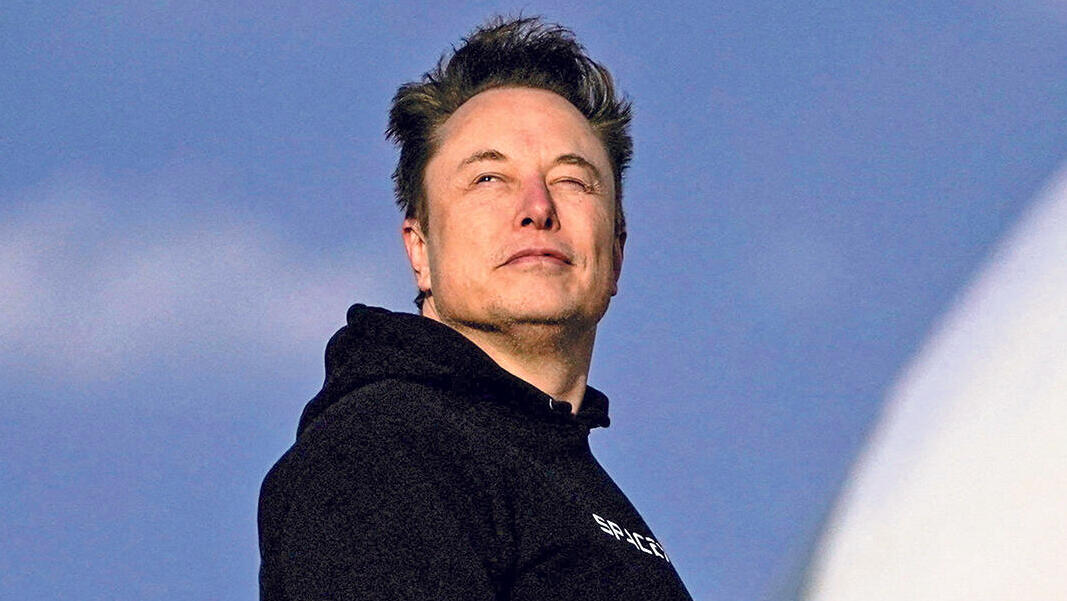 איש העסקים איילון מאסק בעלייתו למטוסו הפרטי