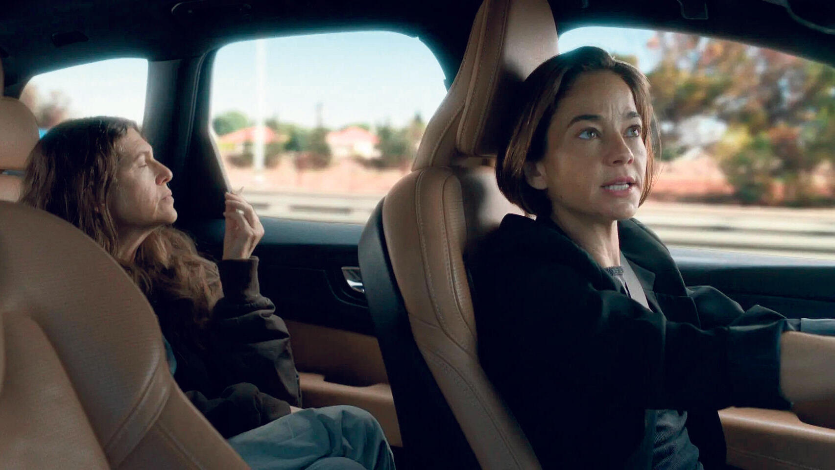 השחקניות בת חן סבג ו קרן מור מתוך הסדרה הורסת פנאי