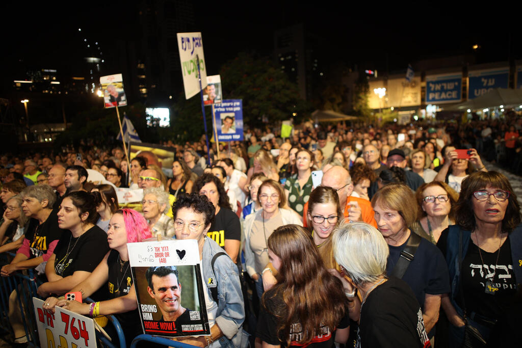 כיכר החטופים, הערב (צילום: יריב כץ) עצרת כיכר החטופים תל אביב השבת חטופים חללים הסכם