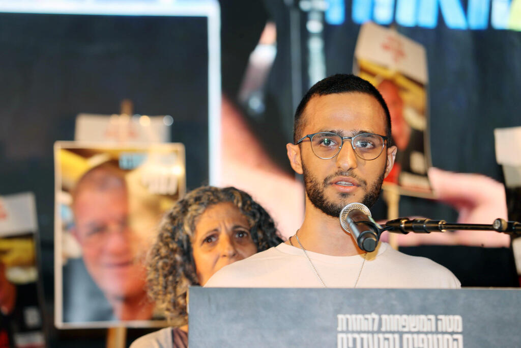 נמרוד כהן (צילום: יריב כץ) שורד שבי נמרוד כהן עצרת כיכר החטופים תל אביב השבת חטופים חללים הסכם