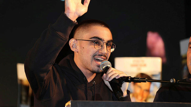 רום ברסלבסקי, הערב בכיכר החטופים (צילום: יריב כץ) רום ברסלבסקי מדבר נאום כיכר החטופים עצרת תל אביב שורד שבי