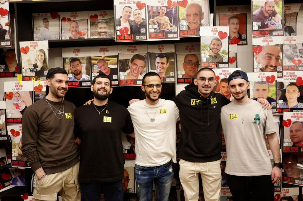 מתן, רום, נמרוד, גלי וזיו (צילום: אלון גלבוע) גלי זיו ברמן נמרוד כהן רום ברסלבסקי מתן אנגרסט שורדי שבי עצרת כיכר החטופים