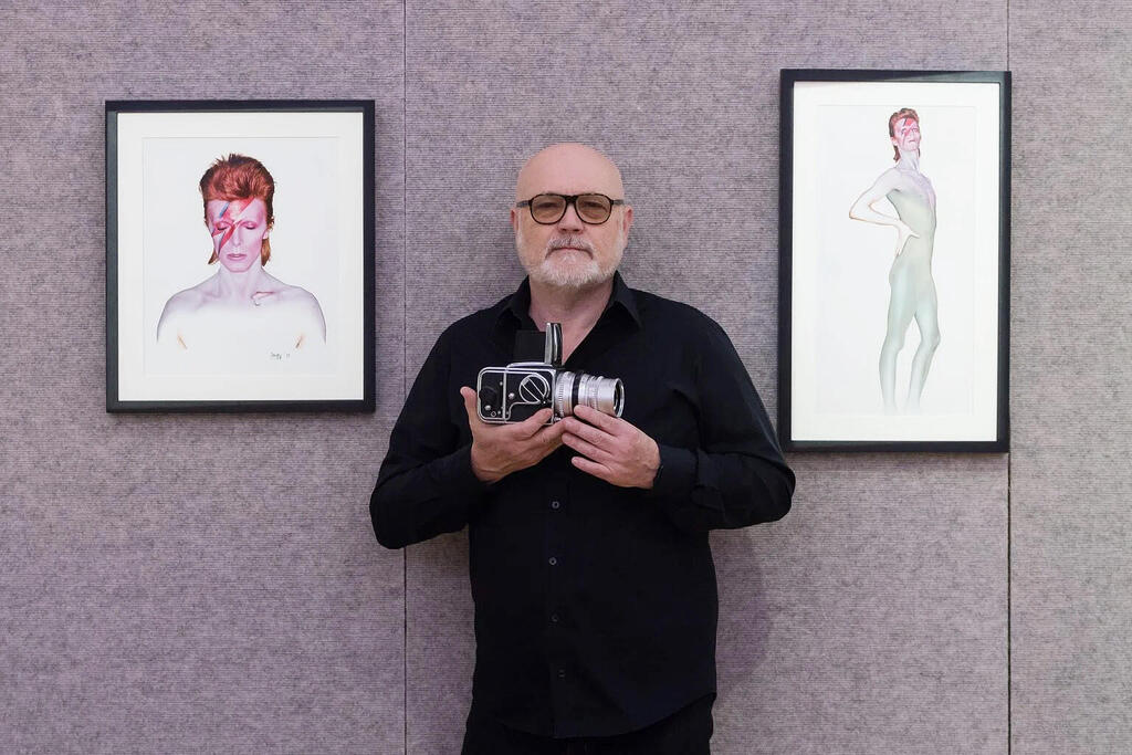 כריס דאפי בנו של הצלם בריאן דאפי שתמונה של דיוויד בואי שצילם נמכרה ב-500 אלף דולר כריס מציג את המצלמה של אביו שבה צילם את התמונה האייקונית