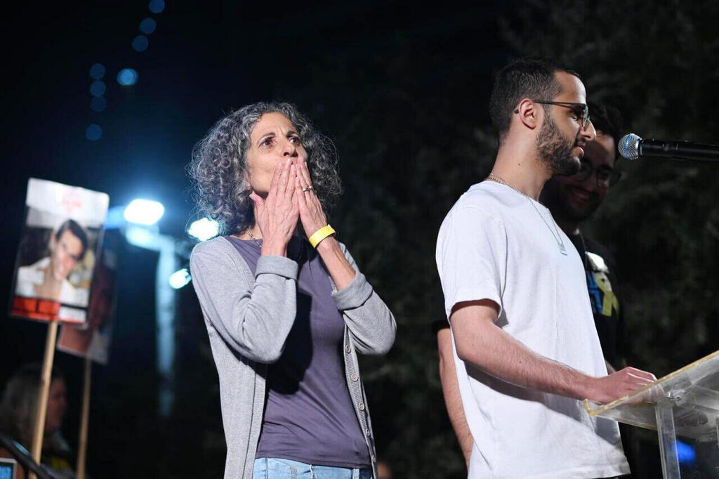 נמרוד כהן עם אמו ויקי כהן (צילום: ליאור רוטשטיין) שורד שבי נמרוד כהן עם אמא שלו ויקי כהן ב עצרת כיכר החטופים תל אביב השבת חטופים חללים הסכם