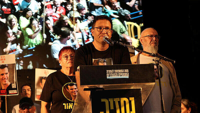 אלעד אור (צילום: יריב כץ) אלעד אור עצרת כיכר החטופים תל אביב השבת חטופים חללים הסכם