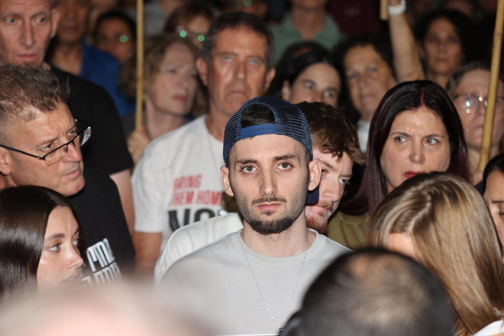 שורד השבי מתן אנגרסט בקהל (צילום: יריב כץ) שורד שבי מתן אנגרסט קהל עצרת כיכר החטופים תל אביב השבת חטופים חללים