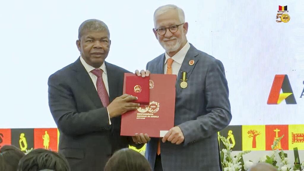 מימין חיים טייב עם נשיא אנגולה ז’ואאו מנואל גונסאלבש לורנסו בטקס בו הוענק לו עיטור השלום ופיתוח המדינה