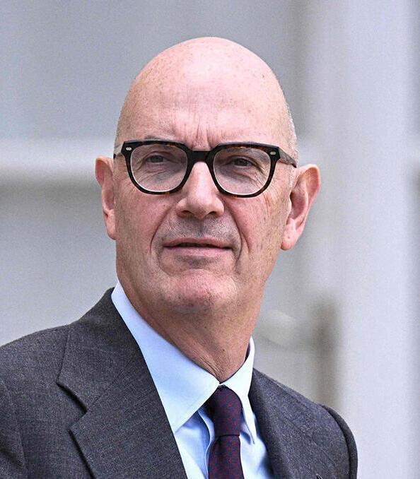 שר הכלכלה הצרפתי רולן לסקור