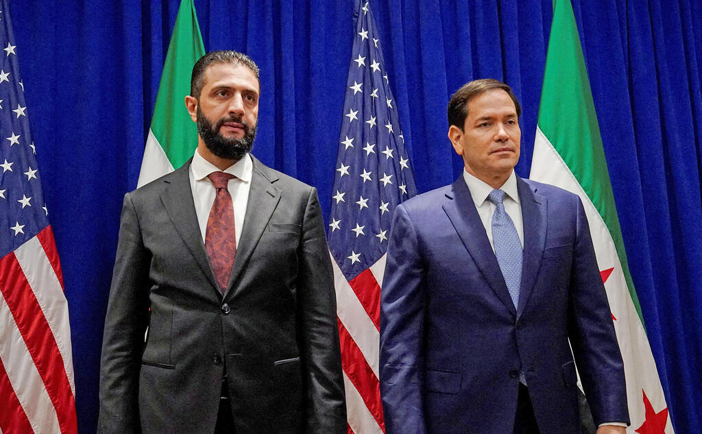 מימין שר החוץ של ארה"ב מרקו רוביו והנשיא הסורי א־שרע בספטמבר באו"ם