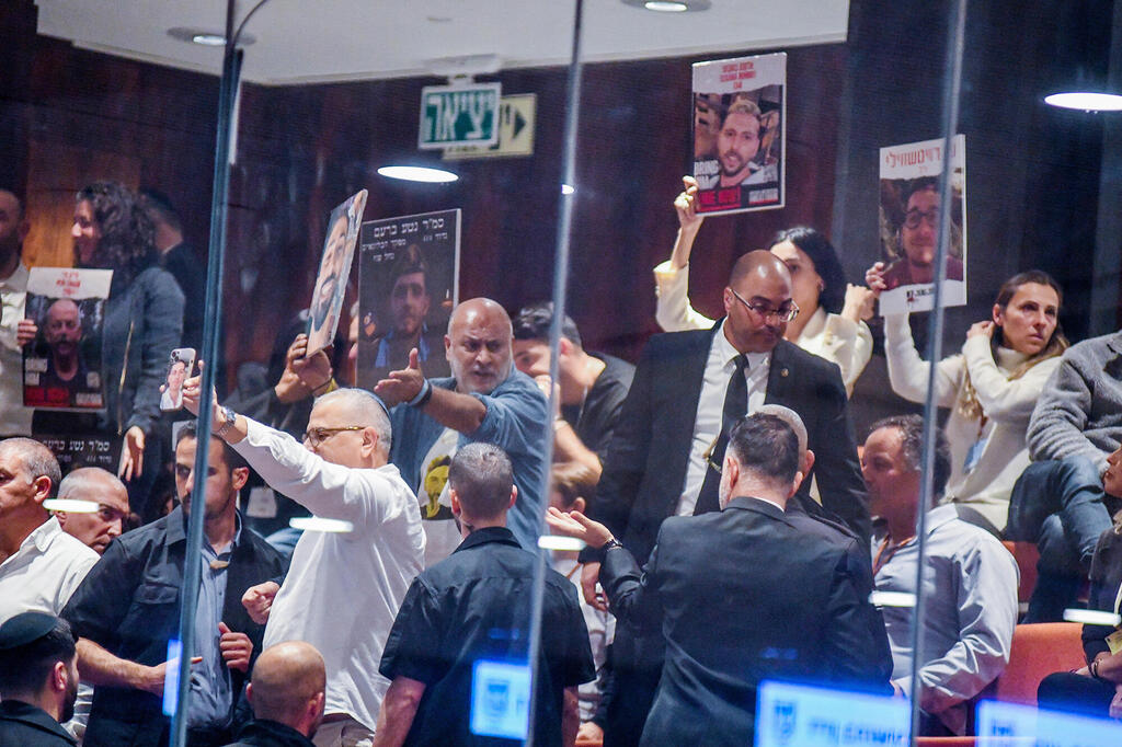 מהומות ביציע המשכן בתחילת מרץ. הסגל הבכיר עמד מהצד ולא התערב
(צילום: רפי קוץ) מהומות ביציע משכן הכנסת בתחילת מרץ ע"י משפחות שכולות שדורשים ועדת חקירה ממכתית