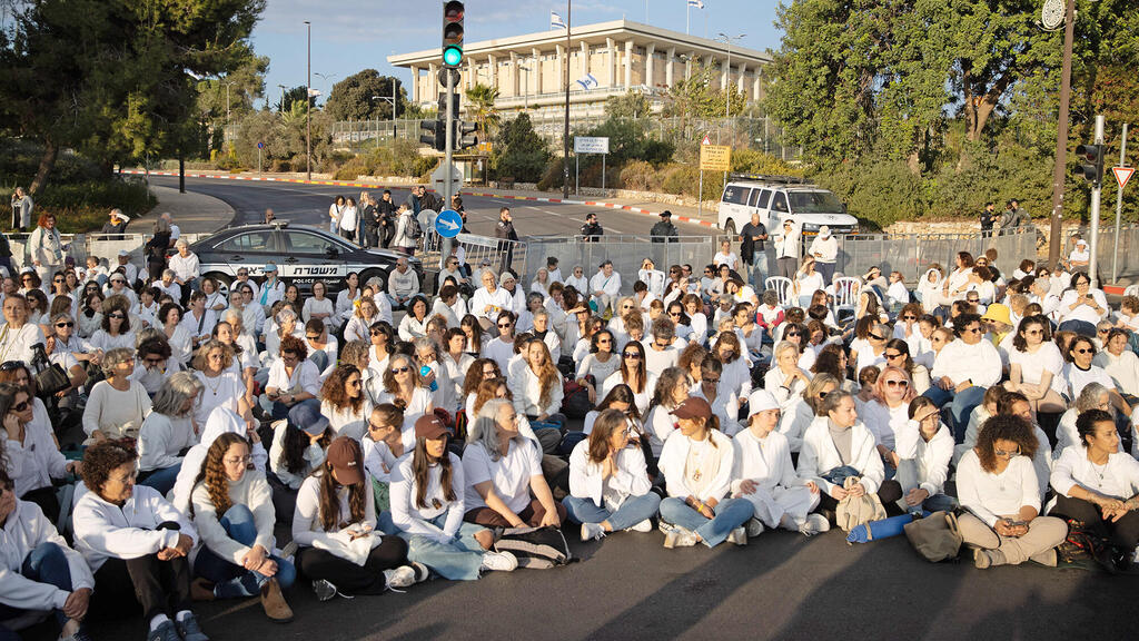 מפגינות נגד המלחמה חוסמות את הכניסת לכנסת בנובמבר בשנה שעברה. הפתרון של המשמר לפריצות למשכן - למרוח גריז על הגדרות
(צילום: אלכס קולומויסקי) משמרת 101 מחאת האימהות מאבק משפחות ה חטופים מול משכן הכנסת ב ירושלים