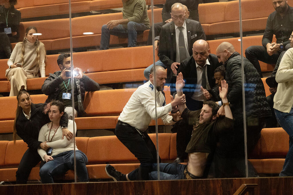 משמר הכנסת מפנה מפגין נגד ההפיכה המשטרית בפברואר 2023. מקורבים לשרים וחברי מרכז ליכוד קיבלו אישורי כניסה חופשית (צילום: אלכס קולומויסקי) משמר הכנסת מפנה מפגין נגד ההפיכה המשטרית בפברואר 2023 מקורבים לשרים וחברי מרכז ליכוד קיבלו אישורי כניסה חופשית