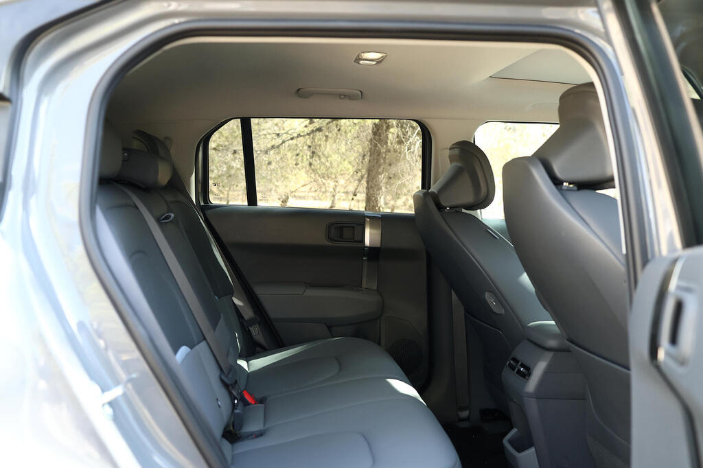 מראה מבפנים. במקום מסך אחד גדול ומבלבל יש שני מסכים, וזה חידוש מרענן (צילום: דניאל קמפוס) מבחן רכב קיה EV3 מבפנים